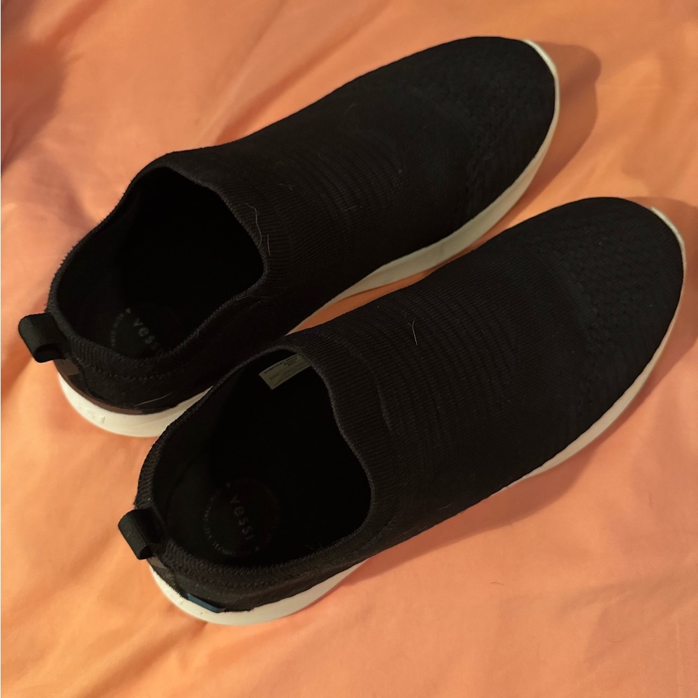 Like new Vessi men’s everyday slip on shoes. Waterproof!